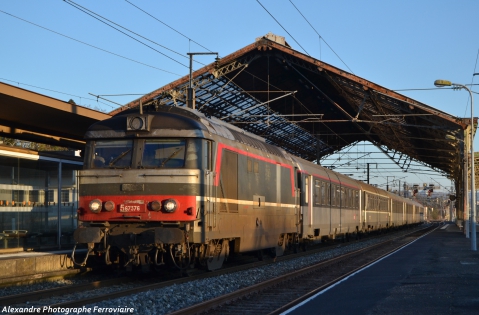 BB 67376 C+ et son IC Départ de la gare de SGDF pour cette intercité à destination de Tours ou Nantes.