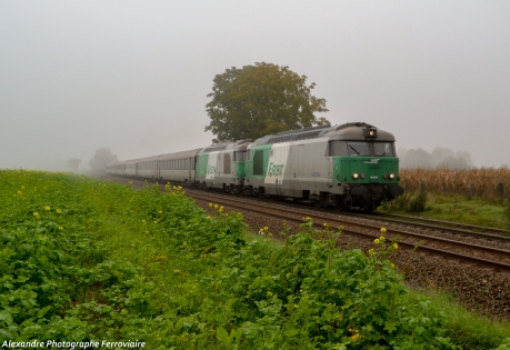 UM de BB 67400 FRET IC 4403 Nantes-Lyon avec en tête une UM de BB 67400 Fret dans le brouillard