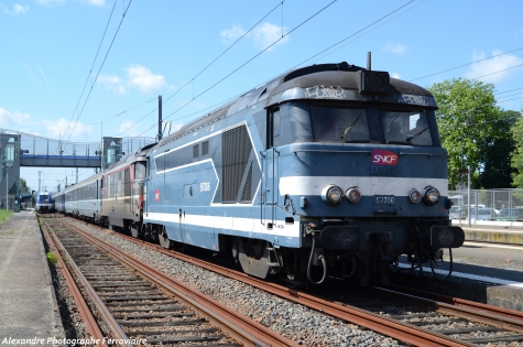 UM BB 67300 IC 4504 Lyon-tours avec la BB 67386 et la BB 67338 en gare de Moulins/Allier