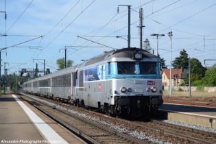 IC 4417 BB 67616 arrivée du 4417 Tours-Lyon en gare de Moulins/Allier avec la bb 67616 en tête de ses voitures corail