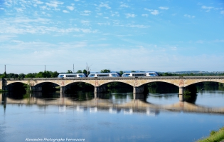 Triplette d'X73500 Triplette d'X73500 sur le pont de la Loire sur un TER Lyon Perrache Roanne