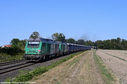 BB 75400 Les deux BB 75400 en um assure un train entre Sibelin et St Germain des Fossés, avec des wagons pour Lavaufranche et des citernes pour Commentry