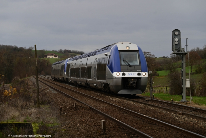 Intercités 5528  L'intercités 5528 reliant Clermont-Ferrand à Lyon Perrache était ce samedi 19 décembre en UM d' X76500 neutre