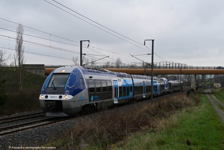 X76500 en UM UM d'X76500 assurent un TER Lyon-->Clermont-Ferrand avec 1H00 de retard suite à une panne de signalisation