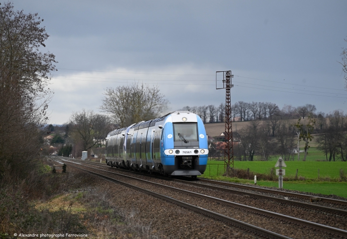 UM d'XGC Le train TER 875712 Clermont-Lyon avec un UM d'XGC AURA