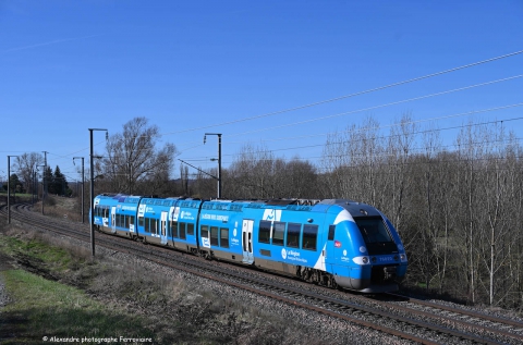 XGC 76820 L'X 76820 assure le TER reliant Vic le Comte à Moulins/Allier