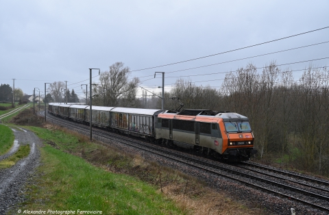 BB 26226 TRI-FEUX La BB 26226 tri-feux assure un train de flotte entre Clermont-Ferrand et la région Parisienne. Elle est vue sous mon objectif sous une bonne averse. 