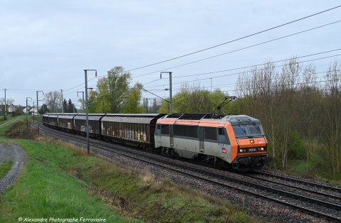 BB 26230 TRI-FEUX C'est sous la pluie que ce présente le train 75032 reliant Clermont à Vaires Torcy avec en titulaire la 26230