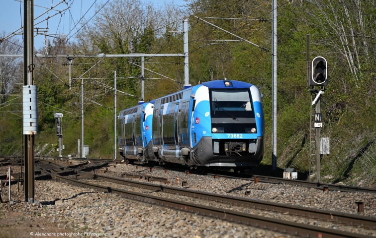 X 73682 et X 73500 Deux X 73500 AURA assure un TER Moulins-Clermont