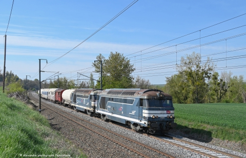 BB 67226-67276 et TDGR UM de BB 67200 en tête du TDGR entre Clermont et Nevers 
BB 67226-67276