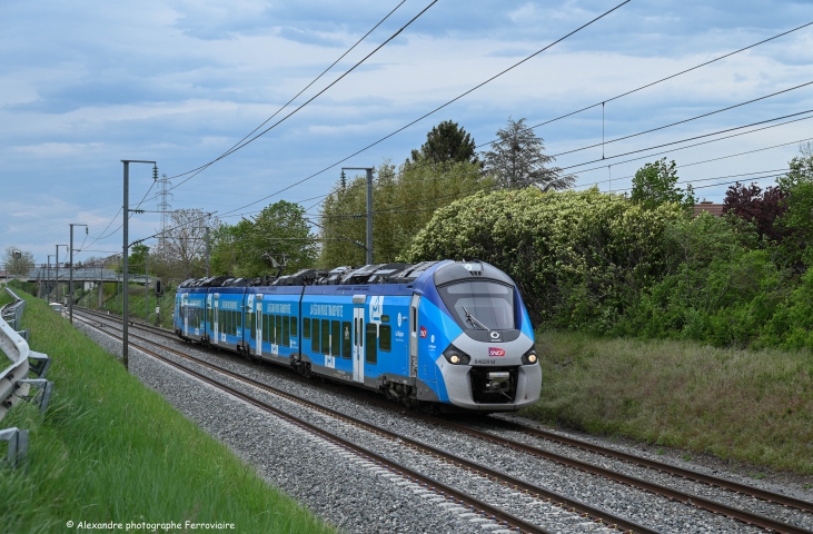 Regiolis B 84629 AURA Le B 84629 dans la livrée AURA assure le TER 873361 Moulins-Clermont-Ferrand il est vu peu après la gare de Varennes/Allier et ce dirige a St Germain des Fossés