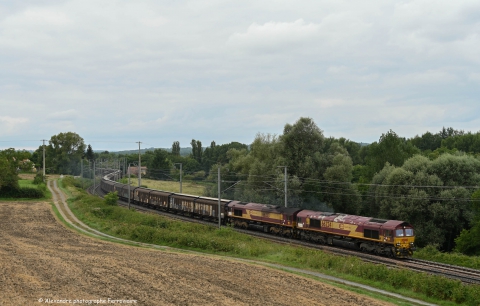Class 66224-66233 ECR La 66224 et la 66233 en véhicule(CV) en tête d"un long fret pour Calais depuis Clermont.