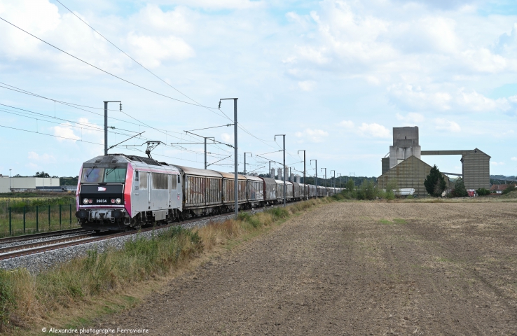 BB 26034 Carmillon la BB 26034 en prêt chez fret SNCF assure le retour depuis Clermont ce fret pour la région Parisienne