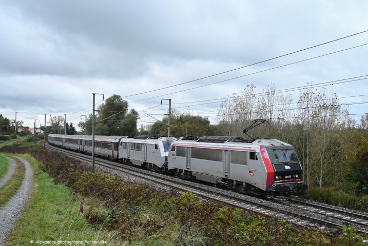 BB 26055-BB 26025 Intercités 5966 Clermont-Paris Bercy avec la BB 26055 en tête suite à une panne de la 26025 Fantôme