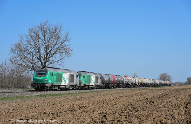 BB 75442 et BB 75453 FRET Les BB 75442 et BB 75453 assure la traction d'une rame de wagons citernes pour le compte TOTAL sous la marche Sibelin- Vichy