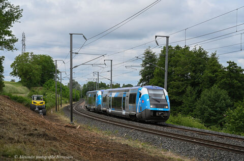 X 73695 X 73694 AURA En ce 27 Mai les X 73695 et X 73694 assure le TER Vic le Comte Moulins/Allier, il arrivera en gare de St Germain des Fossés dans quelques minutes