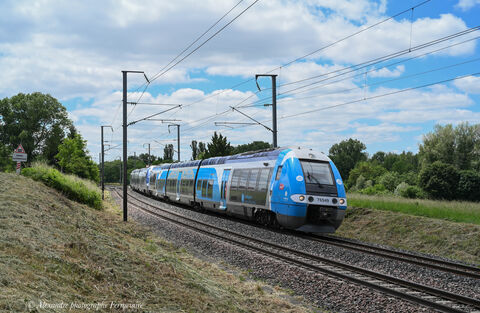 X 76549 et X 76500 AURA X 76549 et X 76500 sur un TER Clermont-Lyon