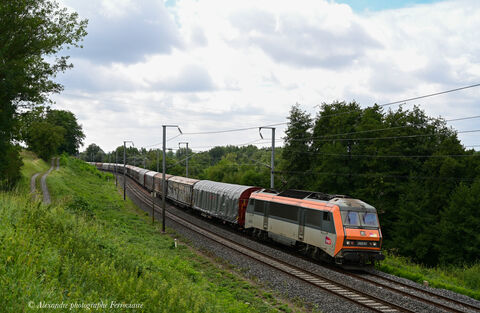 BB 26233 Béton La BB 26233 amène une rame chargée de flotte depuis Clermont pour la région parisienne puis repartira pour l'Allemagne avec une autre locomotive.