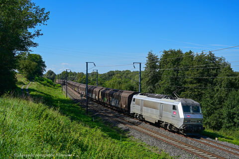 BB 26128 et wagons couverts Clermont-Vaires Torcy pour cette BB 26128 grise et ces wagons couverts