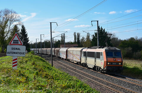 BB 26233 orange Retour sur la région parisienne pour la 26233 en tête d'une rame chargée. Train Clermont-Villeneuve St Georges