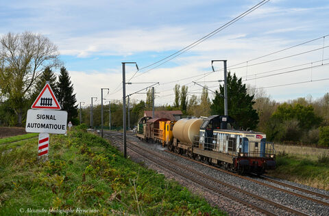 Train laveur de rails Le BB 69292 livrée bleu encadre avec un autre 69000 livrée FRET le train laveur, il est vu entre Vichy et St Germain des Fossés.
