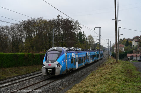 Regiolis B 84627M Le regiolis B 84627 M en livrée AURA assure le TER Moulins/Clermont