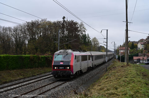 BB 26075 Carmillon IC n° 5955 Paris Gare de Lyon Clermont avec en tête de ses 14 voitures la BB 26075 en livrée Carmillon.