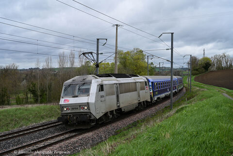 BB 26104 Grise la BB 26104 assure la traction du train 75049 Villeneuve St Georges Clermont avec une rame militaire vide et deux voitures pour le personnels.
