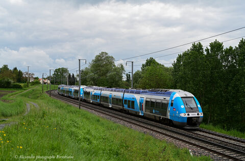 XGC 76500 AURA UM d'X 76500 sur le TER Clermont-Lyon Perrache