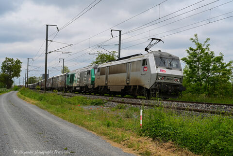 BB 26104 + BB 75400 le régulier Clermont Villeneuve avec la BB 26104 grise et en CV une BB 75000