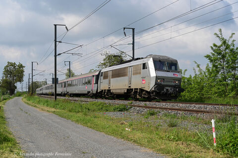 IC 5966 BB 26010 La BB 26010 en livrée grise assure l'IC 5966 Clermont-Ferrand à Paris Bercy