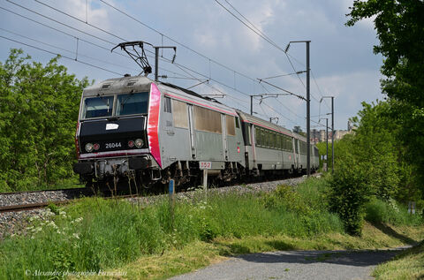 IC 5955 BB 26044 La BB 26044 assure la traction de l'IC n° 5955 reliant les gares de Paris Bercy et Clermont-Ferrand d'ici une bonne dizaine de minutes elle entrera en gare de Vichy.