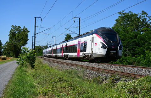 Regiolis B 85045 L La rame 85045L assure l'IC n° 4502 Lyon Perrache Nantes, le train est vu après son départ de St Germain des Fossés.