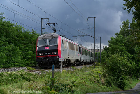 BB 26075 Intercités n° 5951 Paris Bercy Clermont avec la 26075 en tête avec 1H00 de retard suite à une défaillance de matériels.