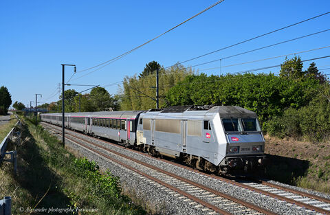 IC 5959 BB 26106 C'est sous la chaleur que ce présente peu après la gare de Varennes/Allier l'IC 5959 avec la 26106 en livrée grise