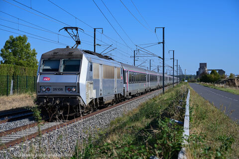 BB 26106 et IC Clermont-Paris La BB 26106 assure un Intercités reliant Clermont-Ferrand à Paris Bercy passe non loin de la coopérative agricole de la commune de Varennes/Allier.