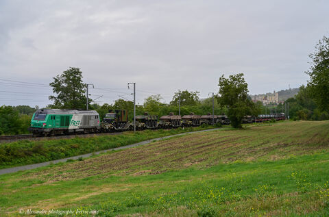 BB 75451 et train de véhicule Militaire Retour d'Allemagne pour Clermont-Ferrand pour ce train rempli de véhicules militaire avec en tête la BB 75451