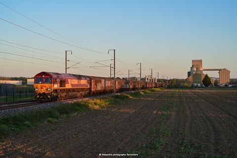 Class 66223 C'est sous les tous derniers rayons de soleil que ce pointe le Clermont-Lille avec la 66223 en tête d'une longue rame de passage vers la coopérative agricole de varennes/Allier.