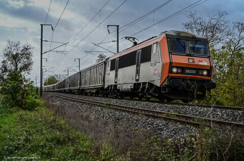 BB 26233 Orange Train n° 75044 Clermont les Gravanches Villeneuves St Georges vue au Nord de St Germain des Fossés avec en tête la BB 26233 Orange