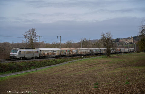 BB 26076 grise Train Villeneuve-Clermont avec en tête d'une courte rame la 26076