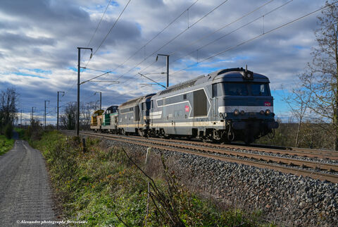 BB 67572 BB 67200 et BB 69000 Train de machine avec en tête la BB 67572 sur une marche Clermont-Saincaize.