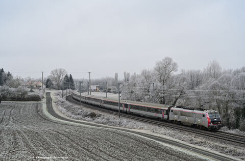 IC 5966 BB 26036 Paysage givré pour la 26036 qui assure la traction de l'IC n°5966 reliant Clermont-Ferrand à Paris Bercy.