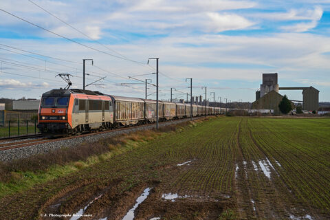 BB 26233 En cette après-midi du 4 janvier 2024 le train n°75044 Clermont TDG-Villeneuve passe la coopérative agricole de Varennes/Allier avec en tête la BB 26233 orange