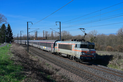 BB 22234 Béton Train N° 5966 Clermont Paris Bercy avec en tête la 22234 béton
